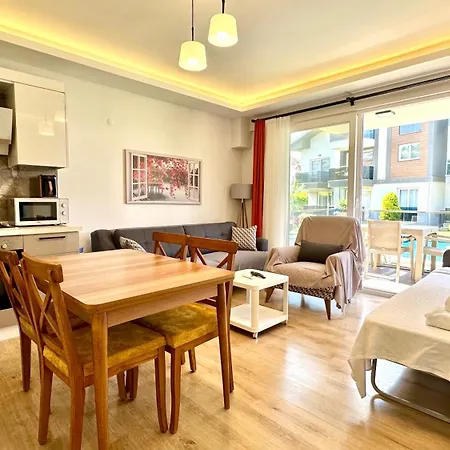 With Large Pool In Apartman *