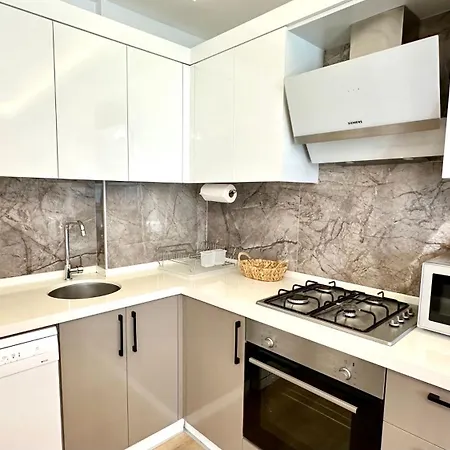 With Large Pool In Apartman *