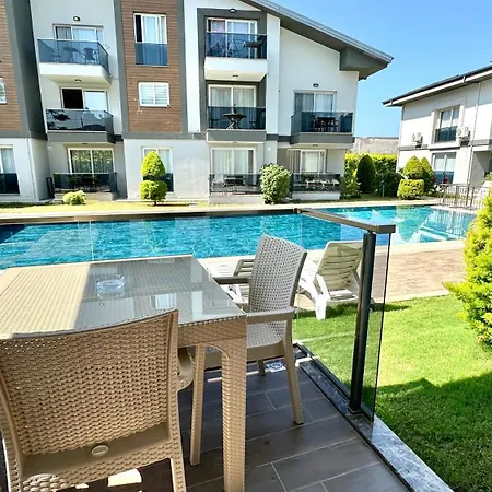 With Large Pool In 아파트 페티예