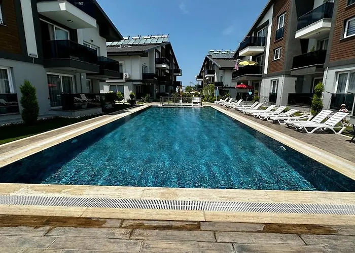 With Large Pool In Appartement *